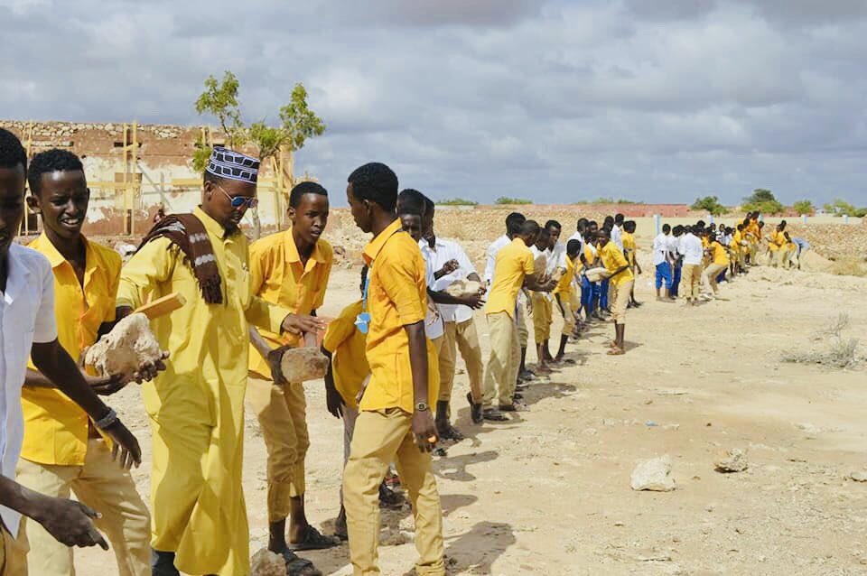 GalmudugDev's tweet photo. Students are also taking part of the #iskutashi initiative! These students attend Al-mamun Primary and secondary school in #Dusmareb. https://t.co/8oCk5kxgOR