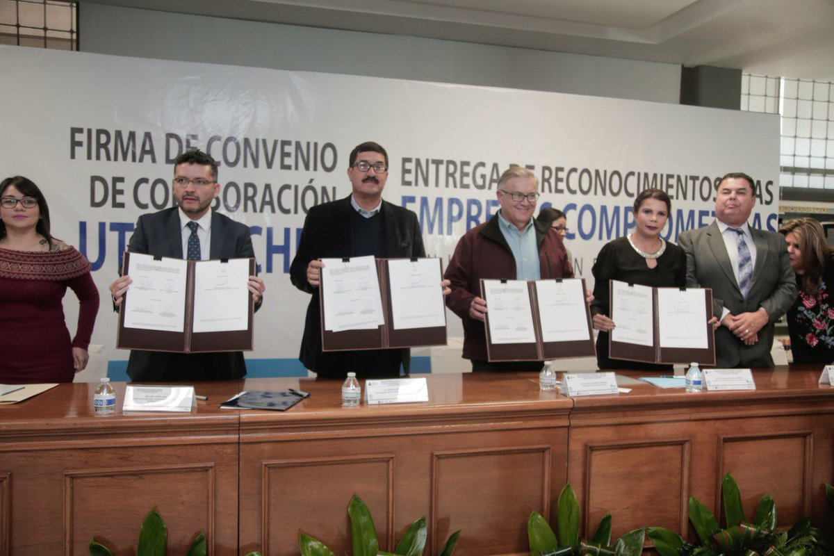Javier_Corral's tweet photo. En #Jrz entregué reconocimientos del #CONEVyT a empresas que apoyan la educación de sus trabajadores. Firmamos un convenio con @UTPasoDelNorte para instalar una plaza comunitaria que atenderá el rezago en jóvenes y adultos. Felicito al @ICHEACHIHUAHUA por su gran obra educativa. https://t.co/msjD9KPDcx