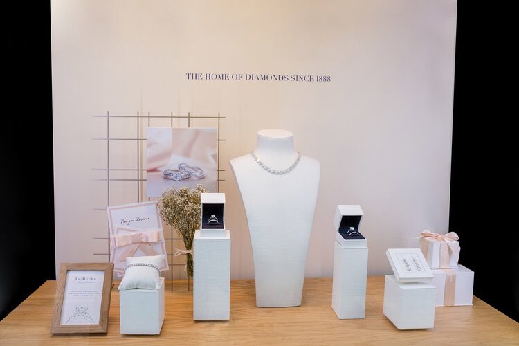 VwvmD's tweet photo. #Bridal - A Moment To Last Forever - VWVM are a creative agency and the primary designers of De Beers Jewellery window displays. #instoredesign #visualmerchandising #debeers #jewellery #bridaljewellery #highendfashion #design #vwvm https://t.co/tYiG5GJ5kn