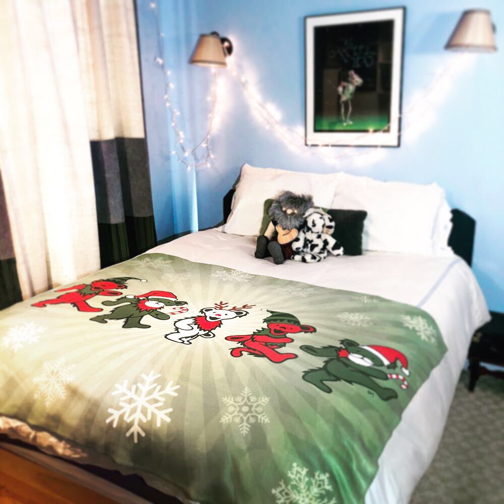littlehippiellc's tweet photo. 🐻Jingle Bears Fleece Blankets are here! ❄️Art by @lizzylayneart. ⚡️Officially licensed by @gratefuldead. 🛌 Available exclusively at https://t.co/n2tf2QwL4c. 🎁⠀
⠀
#gratefuldeadblankets #gratefuldeadart #jinglebears #jerrybears #gratefuldeadbears #holidaycheer https://t.co/ARoycMGvkI