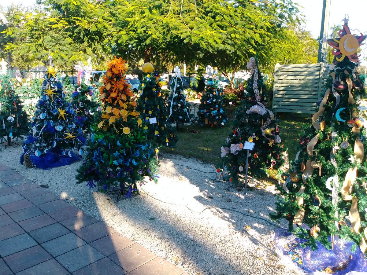 IdaBakerArt1's tweet photo. Our awesome tree is decorated! All the schools' trees look amazing! #socreative #artclub #handmadeornaments #crazybutfun #sunshineandmoonlight https://t.co/mG99ykXld2