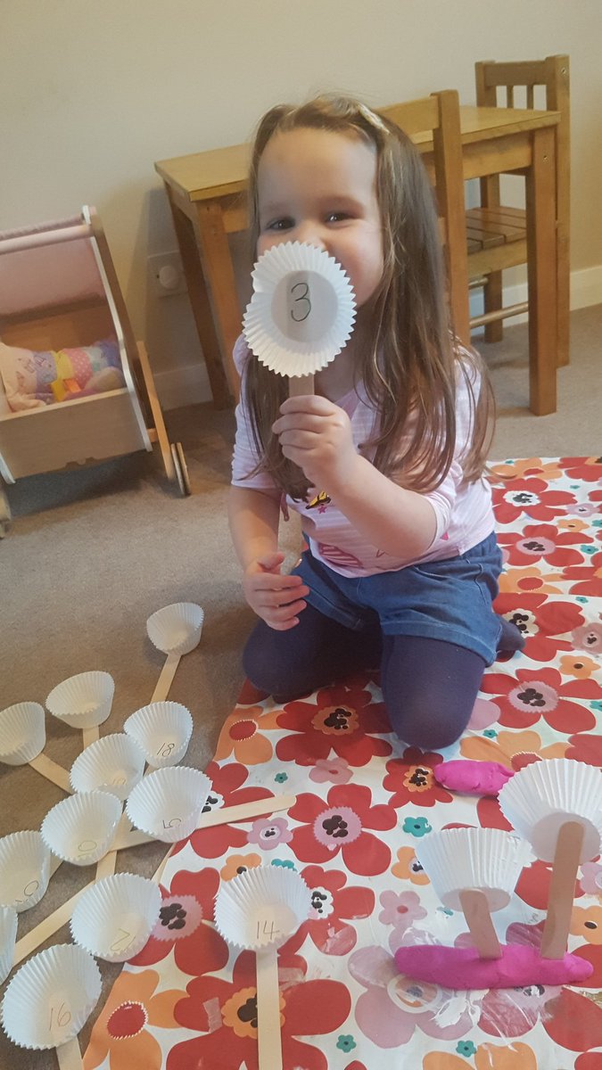 itsmrslittle's tweet photo. Today we made number flowers and used them for number recognition and ordering. #preschool #earlylevelmaths #numeracy #learningthroughplay #playbasedlearning #teachermum https://t.co/em3oLvbBkK