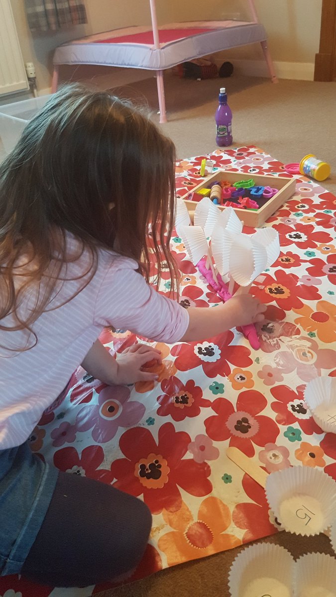 itsmrslittle's tweet photo. Today we made number flowers and used them for number recognition and ordering. #preschool #earlylevelmaths #numeracy #learningthroughplay #playbasedlearning #teachermum https://t.co/em3oLvbBkK