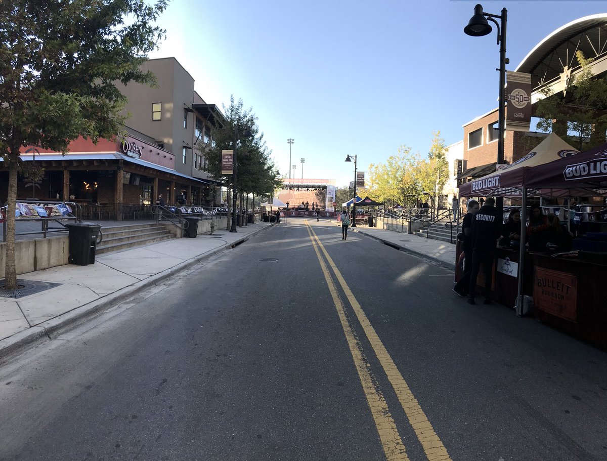 AlisonPosey14's tweet photo. Happy Friday! A chill is in the air, but the party is still going on!

Come join us at the #FNBP, Brown and Gray is the headliner tonight. More coming you way tonight on @abc27! https://t.co/RBfEPtMOTJ