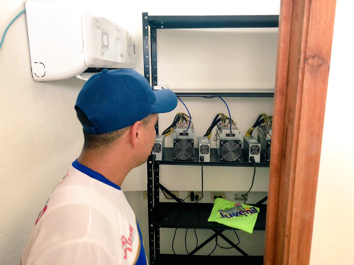 pinfantea's tweet photo. #EnGuarico📍|| Inauguramos la Granja Laboratorio de #ChambaDigital en San Juan de los Morros. La formación de nuestros jóvenes en el área de las criptomonedas será fortalecida cada día más

¡Seguimos trabajando por la Venezuela próspera y productiva! 👏🏽🇻🇪  @NicolasMaduro https://t.co/nFekKupUYd