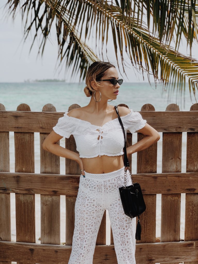bhavantu_yoga's tweet photo. GREEN WAVE HOUSE ๐ฅฅ
#lapaulinablog #DeFinaCoqueteria #Fashionblogger #newlook #blonde #girlpower #jacket #colombianblogger #outfitoftheday #lookoftheday #love #model #white #colors #hairstyle #blogger https://t.co/IxIYjHopbF