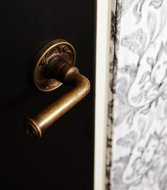 CaseyDesignPlan's tweet image. The smallest details are impactful to all interior designs. This brass antique door handle was selected to beautifully off-set the black lacquer doors &amp;amp;  damask fabric wall panels

#minimalist #minimalistdesign #interiordesignaddict #toronto #designanddecoration #propsandstyling