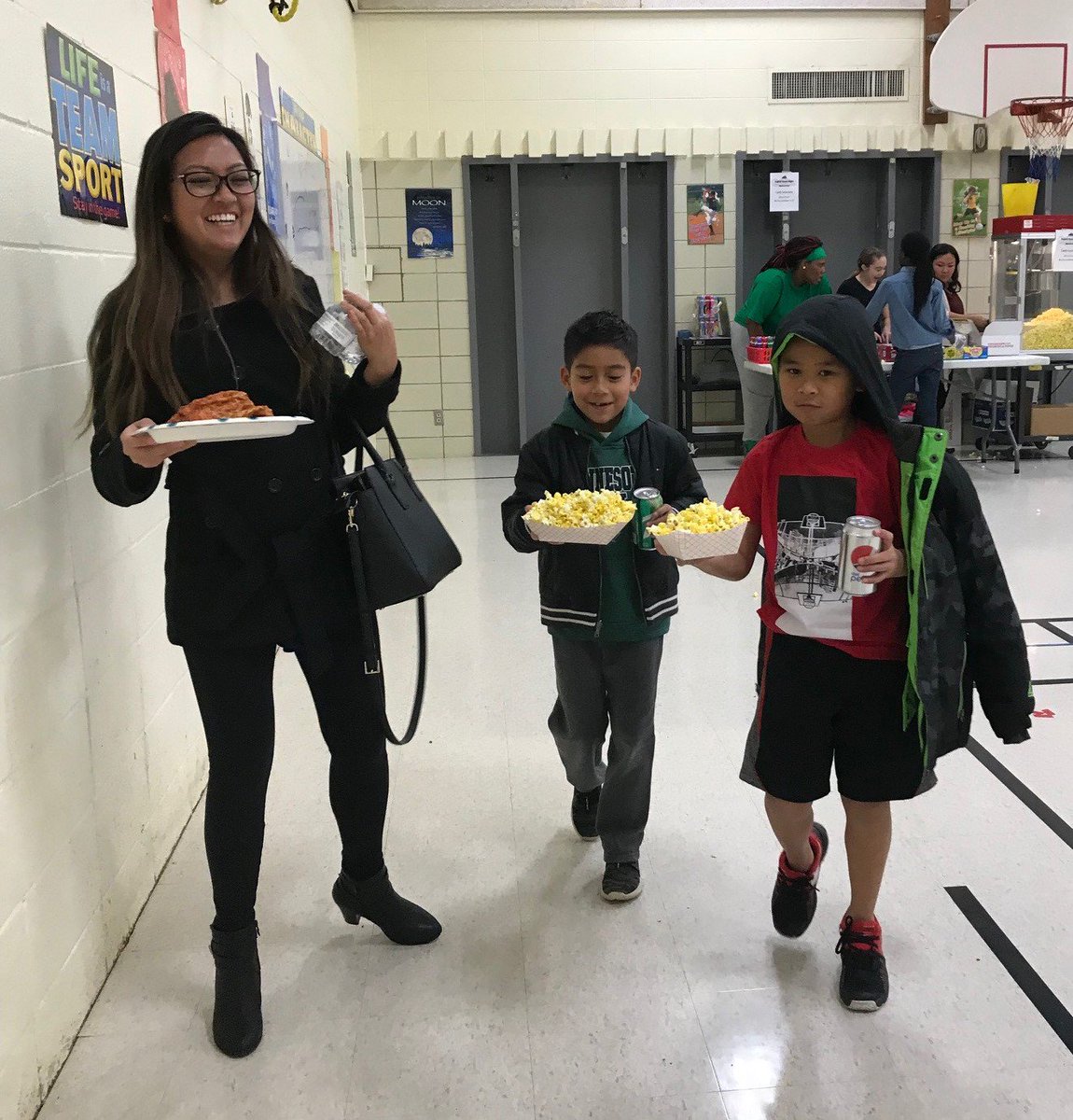 PLVolunteering's tweet photo. So. Much. Fun. #FamilyGameNight was a great time for @PalmerLakeElem. Thanks to our neighbors #CubFoods, #HyVee, #BroadwayPizza for adding to our prizes this year! #pltweets https://t.co/EAM4koOWUe