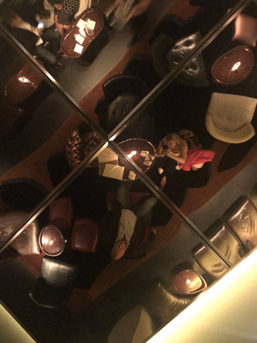 jeanniemc22's tweet image. @StMartinsLDN #mirrorCeiling  #coventgarden @HendricksginUK @sipsmith #FridayFun #Gin #Cocktail