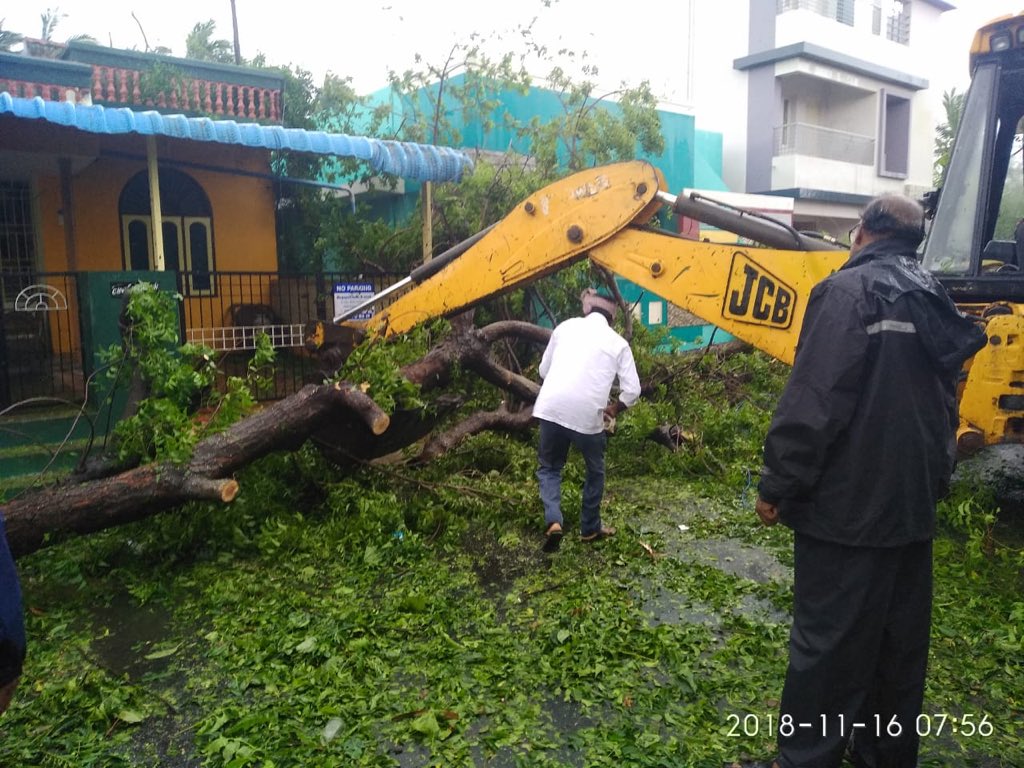 tnsdma's tweet image. வேதாரண்யத்தில் பேரிடர் மீட்பு பணியில் தீவிரவமாக ஈடுபட்டுள்ள நமது அரசு பணியாளர்களை ஊக்குவிக்கலாமே! பகிரவும் #Retweet #GajaCyclone #OurHeroes ஒருவருக்கொருவர் உதவ ஒருங்கிணைவோம் #OurHeroes