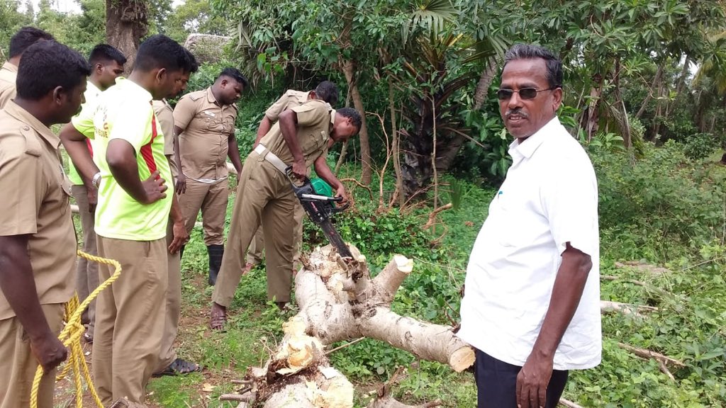 tnsdma's tweet image. வேதாரண்யத்தில் பேரிடர் மீட்பு பணியில் தீவிரவமாக ஈடுபட்டுள்ள நமது அரசு பணியாளர்களை ஊக்குவிக்கலாமே! பகிரவும் #Retweet #GajaCyclone #OurHeroes ஒருவருக்கொருவர் உதவ ஒருங்கிணைவோம் #OurHeroes