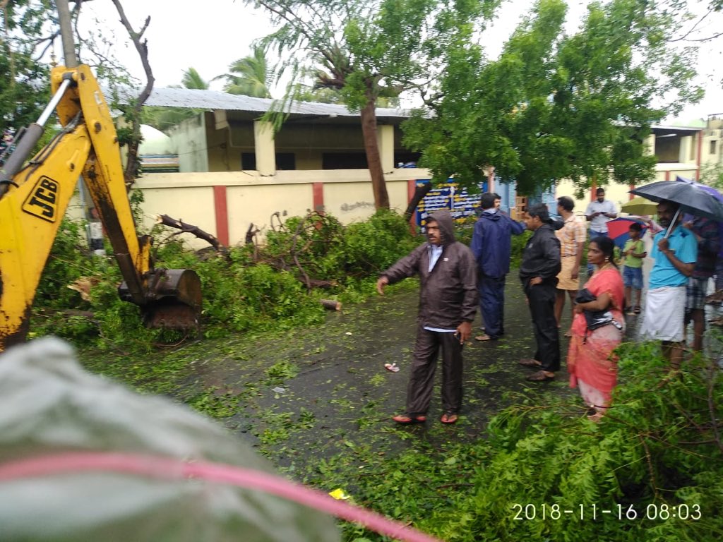 tnsdma's tweet image. வேதாரண்யத்தில் பேரிடர் மீட்பு பணியில் தீவிரவமாக ஈடுபட்டுள்ள நமது அரசு பணியாளர்களை ஊக்குவிக்கலாமே! பகிரவும் #Retweet #GajaCyclone #OurHeroes ஒருவருக்கொருவர் உதவ ஒருங்கிணைவோம் #OurHeroes