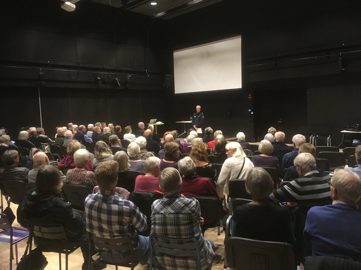 jonaseek's tweet photo. Igår var vi på ett nästan fullsatt Araby park arena och informerade om den nya tidens telefonbedrägerier. Var du inte där? tag gärna del av info i länken. https://t.co/V3SywHVUYG https://t.co/b43y8wfCyP