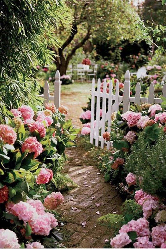 17 Dreamy Hydrangea Gardens That Are Giving Us Major Inspiration southernliving.com/garden/flowers… #flowers #floweringperennials #longestflowering #garden #gardening #gardeningtips #plants #landscape #landscaping #planting