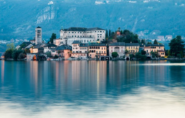 ItalyMagazine's tweet image. Between water and sky, the village of Orta San Giulio offers a perfect setting for a romantic walk, even more so in November, in the quiet of the low season. italymagazine.com/news/orta-san-… by @silvia_writer via @italymagazine #VisitPiemonte