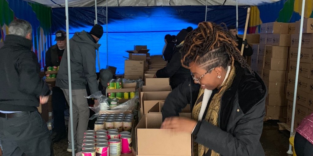MDFoodBank's tweet photo. Yesterday, @PortCovington volunteers braved the weather to help feed hungry children and families in Maryland. Thanks to them, we'll be able to distribute more than 2,250 holiday meals. #PacktoGiveBack https://t.co/0Cn0Kl68nq
