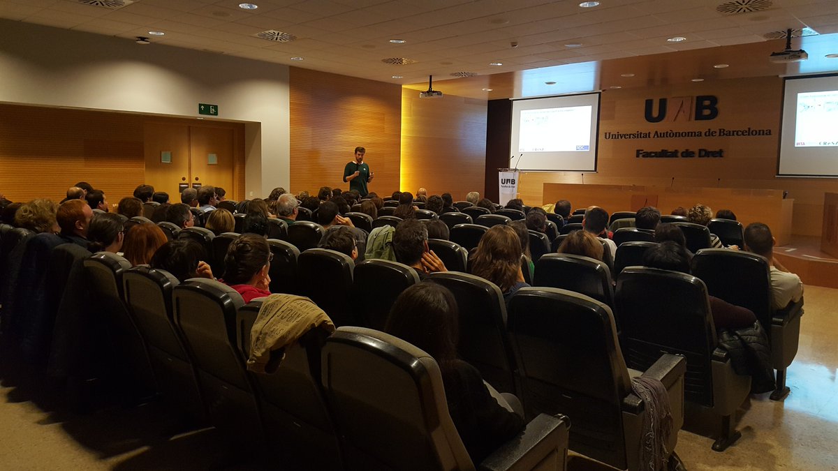 CReSA_r's tweet photo. I, per acabar, sessió de discussió de casos pràctics de patologia d'escorxador amb els Drs. Joaquim Segalés i Enric Vidal #SESC2018 https://t.co/6fEseI1C2u