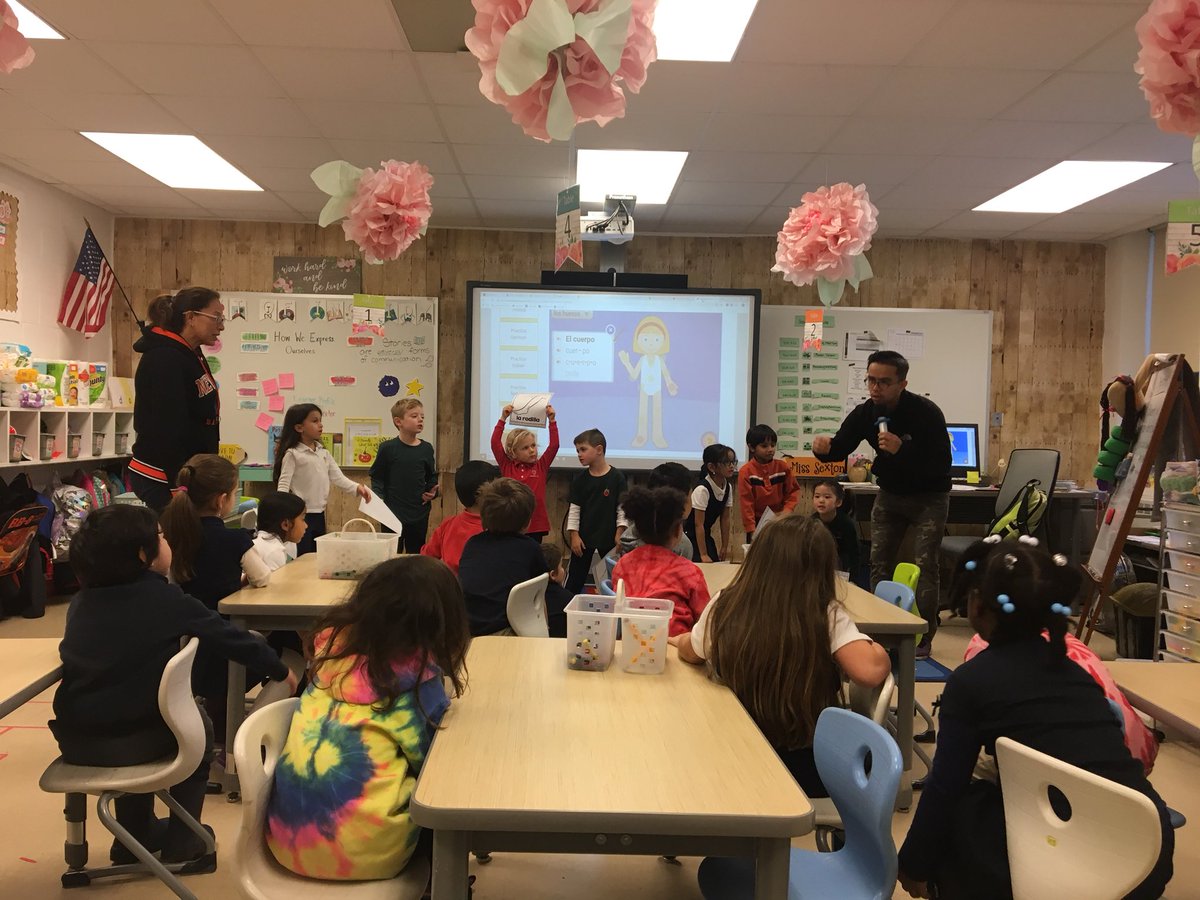 Rodrig444's tweet photo. Having fun in Español class singing  Heads-Shoulders-knees-toes en Español, ofcourse! @sanchezed_200 https://t.co/snq2pBjY4O