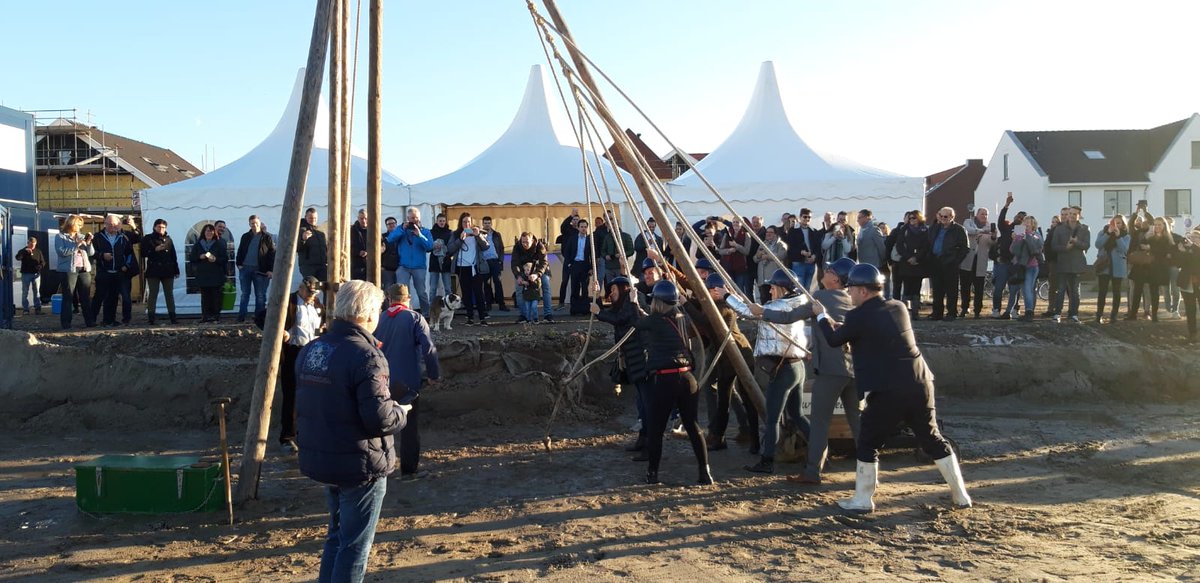 Gistermiddag luidden kopers en wethouder <a href="/frankvkuppeveld/">Frank van Kuppeveld</a> feestelijk de start bouw in van alweer het laatste plan in Ackerswoude Brink! Naast 15 rijwoningen komt hier een markant gebouw met beneden- bovenwoningen. De wijk krijgt steeds meer vorm!
#Nieuwbouw #Pijnacker