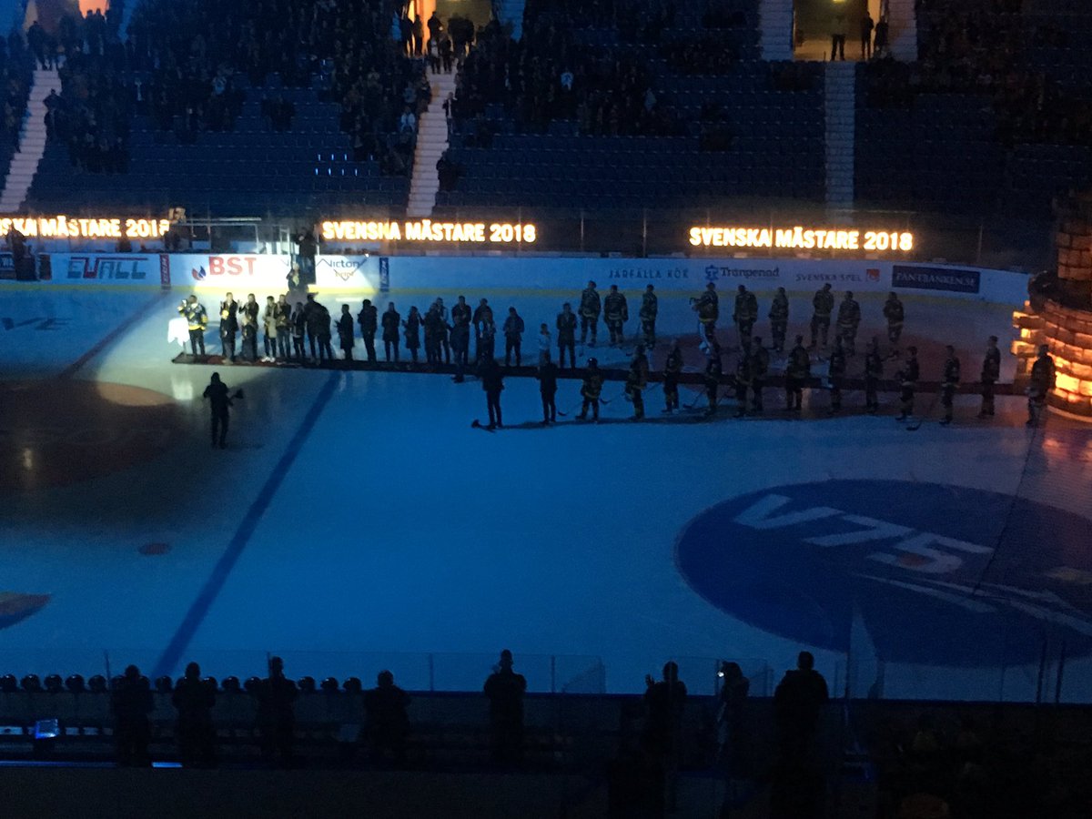 På hockey idag.... när AIK Fotboll herr hyllas