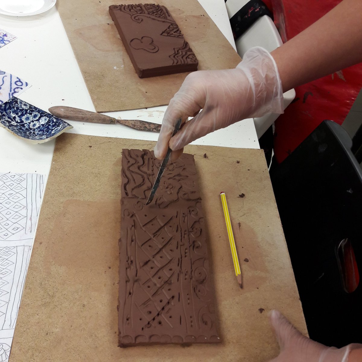 PMAGlearning's tweet image. Drawing into clay slabs using our monoprints and pottery sherds as inspiration @potclays with @birchesheadhigh @neil_brownsword  #DesignLabNation
@PMAGlearning @V_and_A @PotteriesMuseum @JohnsonTiles 
 #educlaytion