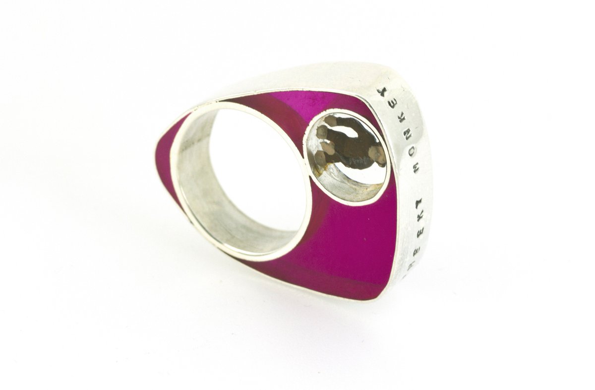 Ah, the weekend. Whether you're hopping on a pink bicycle or monkeying around, have a good one! (Jewellery to make you smile by the brilliant Helen Noakes). madebyhandonline.com/collections/he…