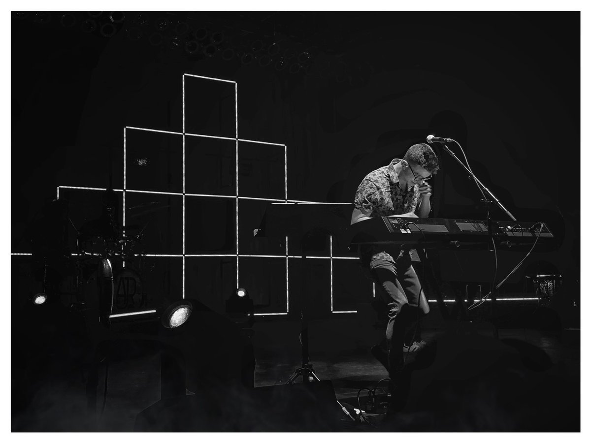 BYE_Jenifer's tweet photo. If you put this scene on a movie screen
Is it called a helping hand?
.
.
11.09.18
AJR live in Milwaukee .
Taken with IPhone X
.
#AtilanoPhotography #ajrbrothers #milwaukee #theclicktour #photography #concert #concertphotography #blackandwhite #iphonex #therave #photographer #LOVE https://t.co/Zpj3mFlmu4
