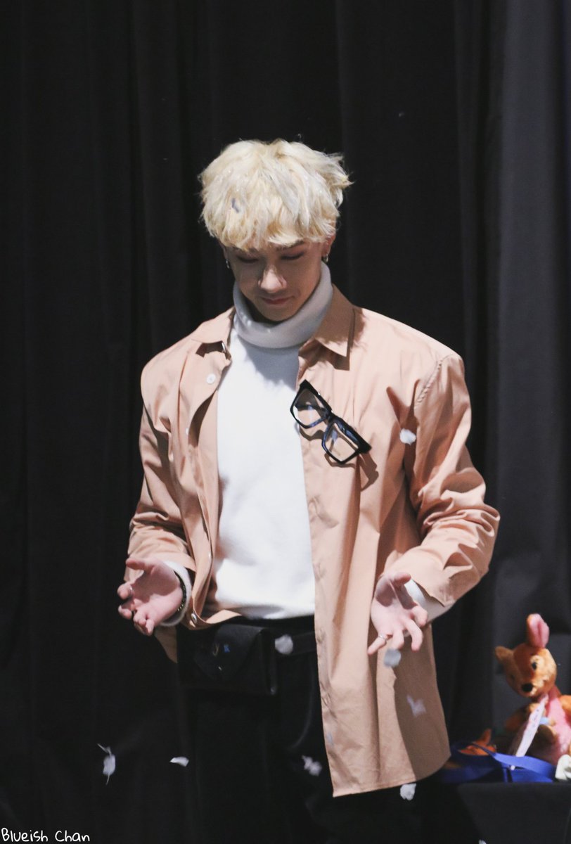 blueishchan's tweet photo. 181116 용산 팬싸 
스트레이키즈 방찬
Chan blowing papers💕💕💕

#스트레이키즈 #스키즈 #방찬 #StrayKids #SKZ #BangChan #UNVEIL #IAmYou  #YouMakeStrayKidsStay https://t.co/FLiYaOMZLm