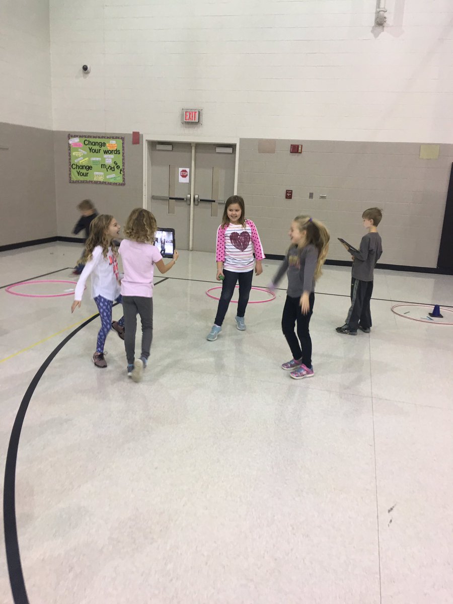 loristreit's tweet image. Doing cardio respiratory and muscular strength activities using the iPads to document what type of exercise each group is doing.  #nextlevellearning