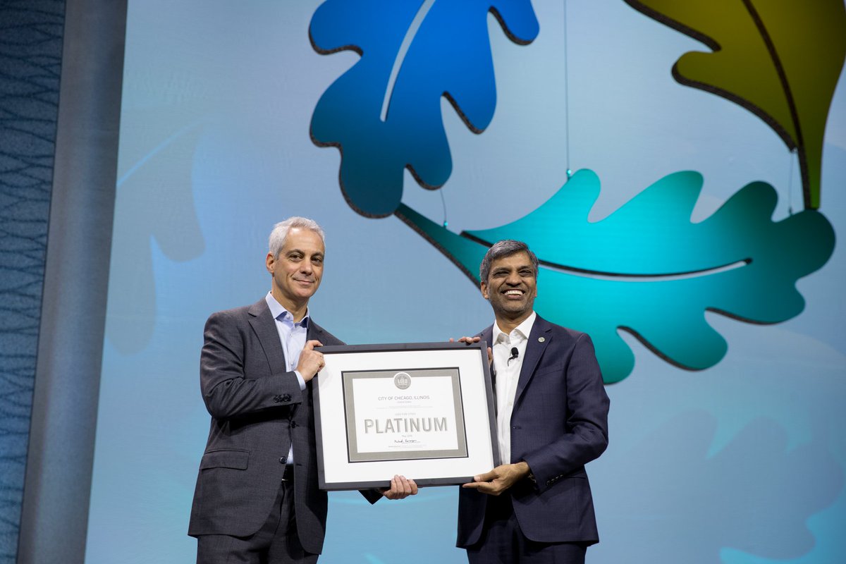 MayorRahm's tweet image. Proud that Chicago is one of the first cities in the world to achieve #LEED for Cities Platinum Certification, the highest level available from @USGBC. Great to see San Juan Mayor @CarmenYulinCruz and @m_raman at #Greenbuild18 here in Chicago!