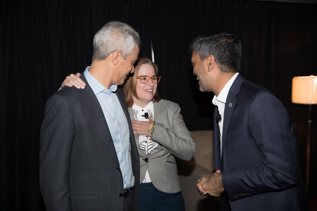 MayorRahm's tweet image. Proud that Chicago is one of the first cities in the world to achieve #LEED for Cities Platinum Certification, the highest level available from @USGBC. Great to see San Juan Mayor @CarmenYulinCruz and @m_raman at #Greenbuild18 here in Chicago!