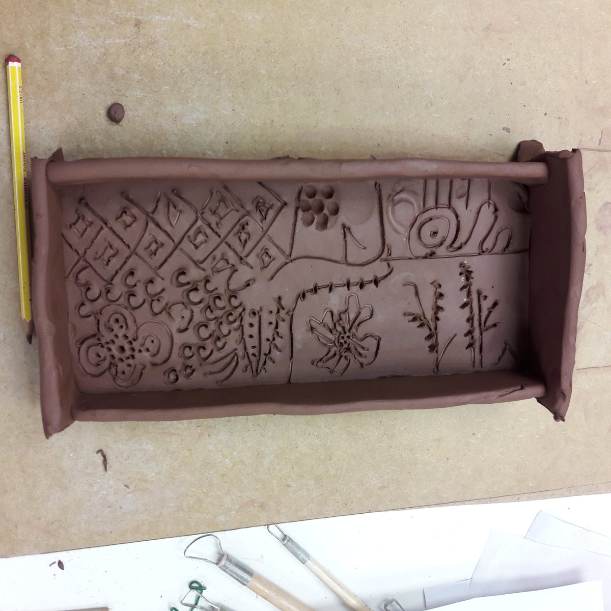 PMAGlearning's tweet image. We built clay walls around our drawn slabs then poured plaster inside @potclays @birchesheadhigh @neil_brownsword #DesignLabNation
@PMAGlearning @V_and_A @PotteriesMuseum @JohnsonTiles #educlaytion