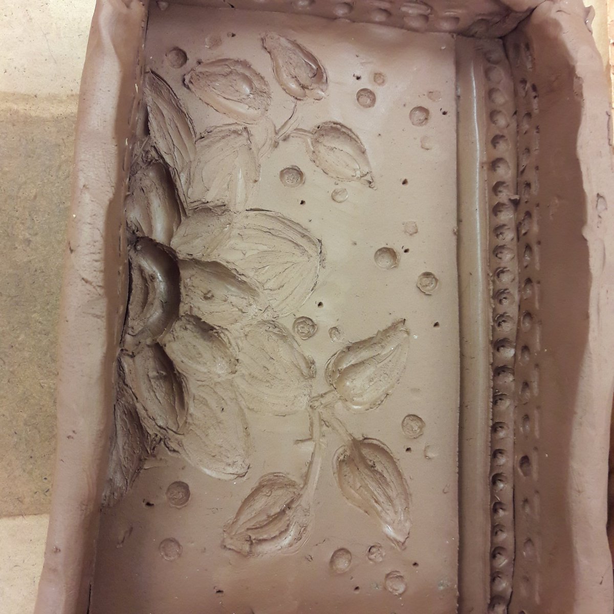 PMAGlearning's tweet image. We built clay walls around our drawn slabs then poured plaster inside @potclays @birchesheadhigh @neil_brownsword #DesignLabNation
@PMAGlearning @V_and_A @PotteriesMuseum @JohnsonTiles #educlaytion