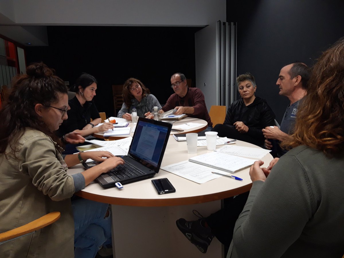 ateneu9b's tweet photo. Aquí l'equipazo que prepara la Formació de Formadors en Circ Social. ❤ https://t.co/AIV7ay6Nb7