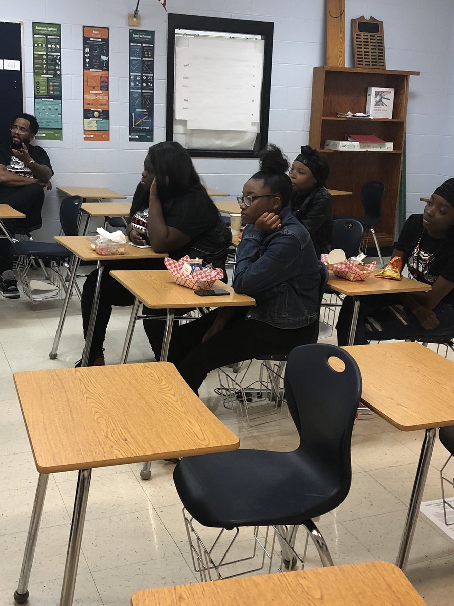jennifer_favors's tweet photo. No time to waste. Bulldog Seniors giving up their lunch with friends to “Lunch and Learn”. #Economics #OpportunityCost @TermerionMLakes @DrAaronSims1 @simmonsteacher @fultonclc @MrBondssaidit @GEE6 @jensbym https://t.co/nJLQAMJ6N0
