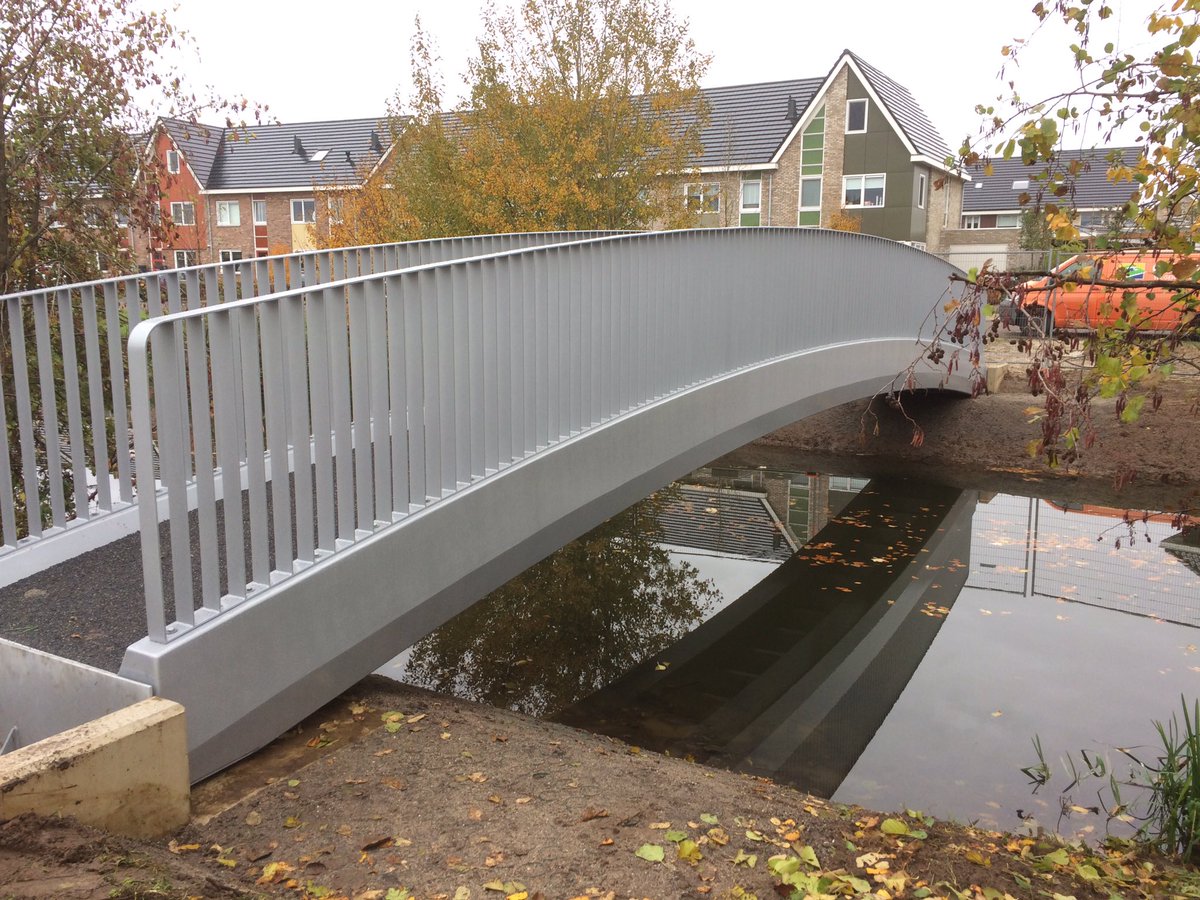 Deze week de eerste brug geplaatst . De tweede moet nog even wachten tot ons betonwerk op sterkte is . <a href="/Gerwers/">Gerwers</a> <a href="/Nepocon/">Nepocon</a> <a href="/VanEeStaal/">Van Ee Staal</a> <a href="/BarneveldInfo/">Gemeente Barneveld</a>