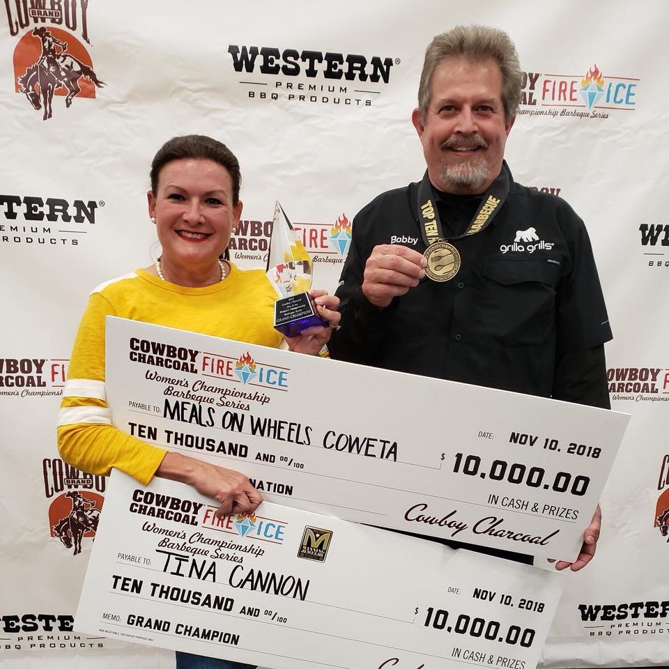 WorldFoodChamp's tweet photo. Congratulations to the @CowboyCharcoal Fire & Ice Women’s Championship Barbeque Series Champion Tina Cannon!!
Not only did Tina go home $10,000 richer, but she also earned $10,000 for her charity of choice — Meals On Wheels of Coweta!!
#WFC2018 #QueWithPurpose #FoodSport https://t.co/27fiRLjAv2