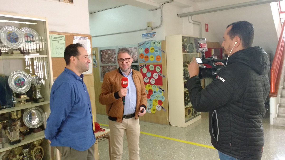 PintorSorolla's tweet photo. Esta mañana hemos recibido la visita de las cámaras de @cableworld @TeleElda por nuestro proyecto de reciclaje de móviles #ReciclaMovil @OxfamIntermon No te pierdas la entrevista con el profe @Raul_Gover los próximos días en #Directoati https://t.co/Q5xcVPPMlA