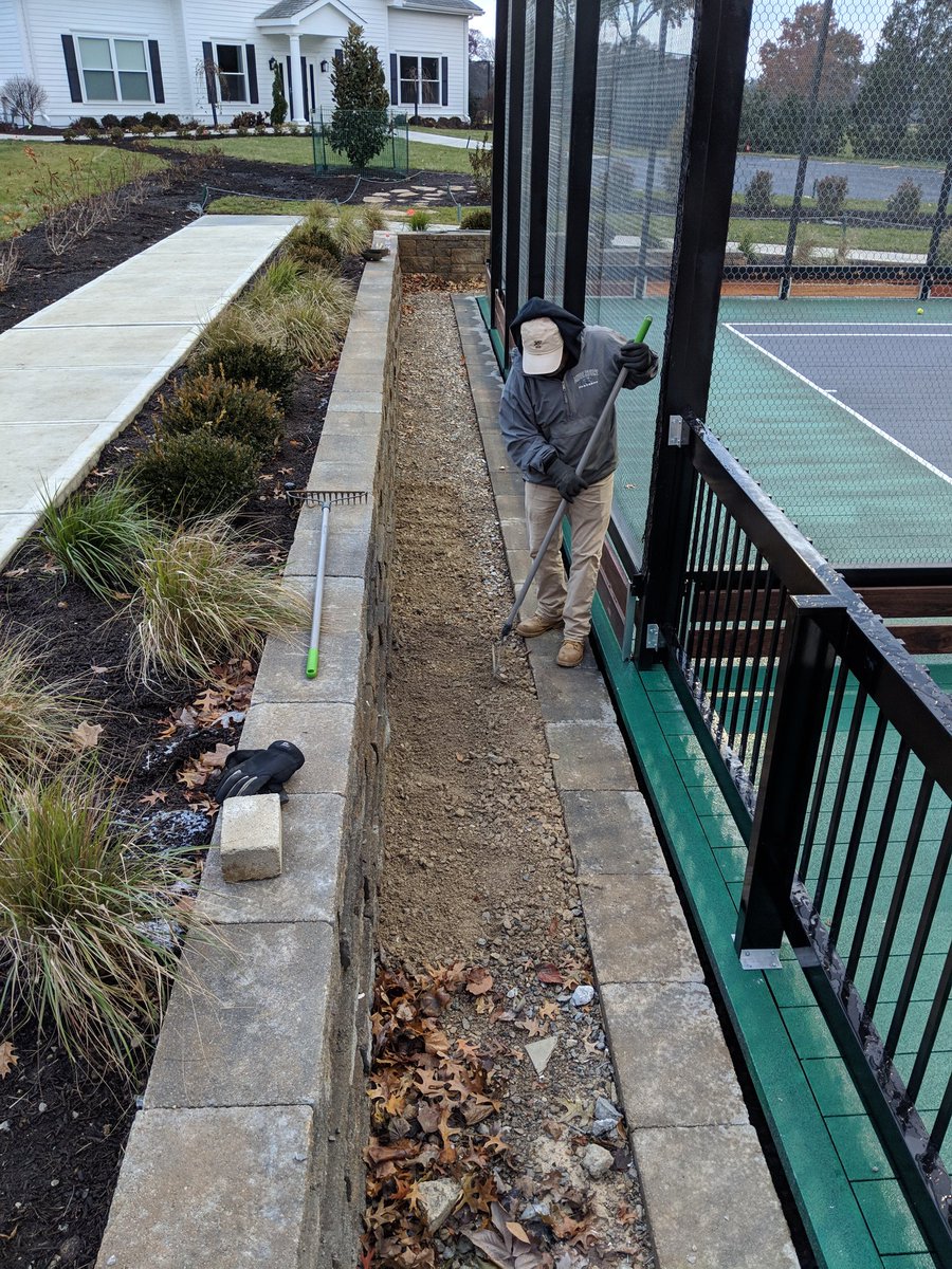 HPGCCplantman's tweet image. Some more synthetic turf installed around retaining wall and paddle courts to tie the area together #progress #infinityedge