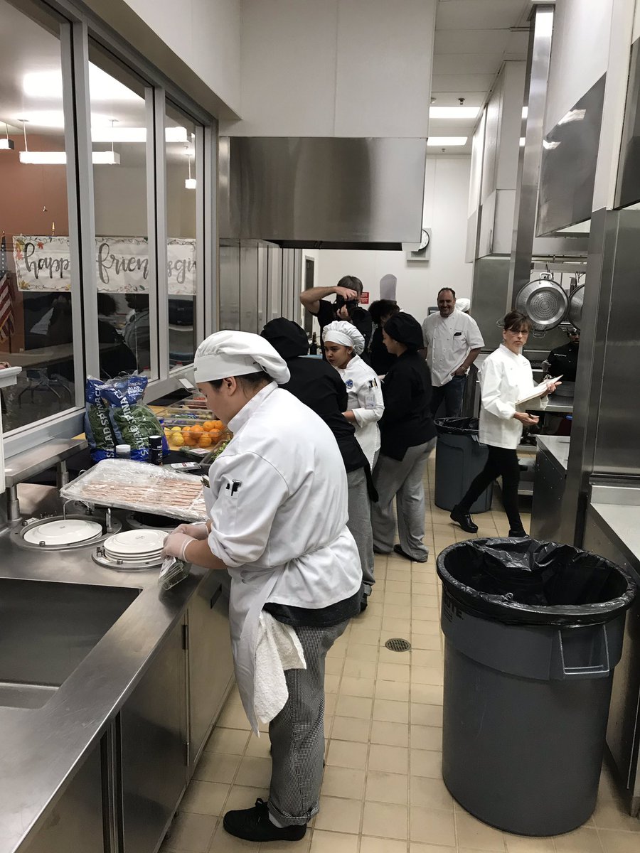 ClarkCountySch's tweet photo. Students from @EastTechTitans @SETechTweets #SWCTA get 1️⃣ hour to finish 4 tasty dishes in our “Diced!” Culinary 🥕🥒Competition. Who will be the winner! Exciting! 🧡#AmericanEducationWeek2018 https://t.co/ESPw4m3HrR