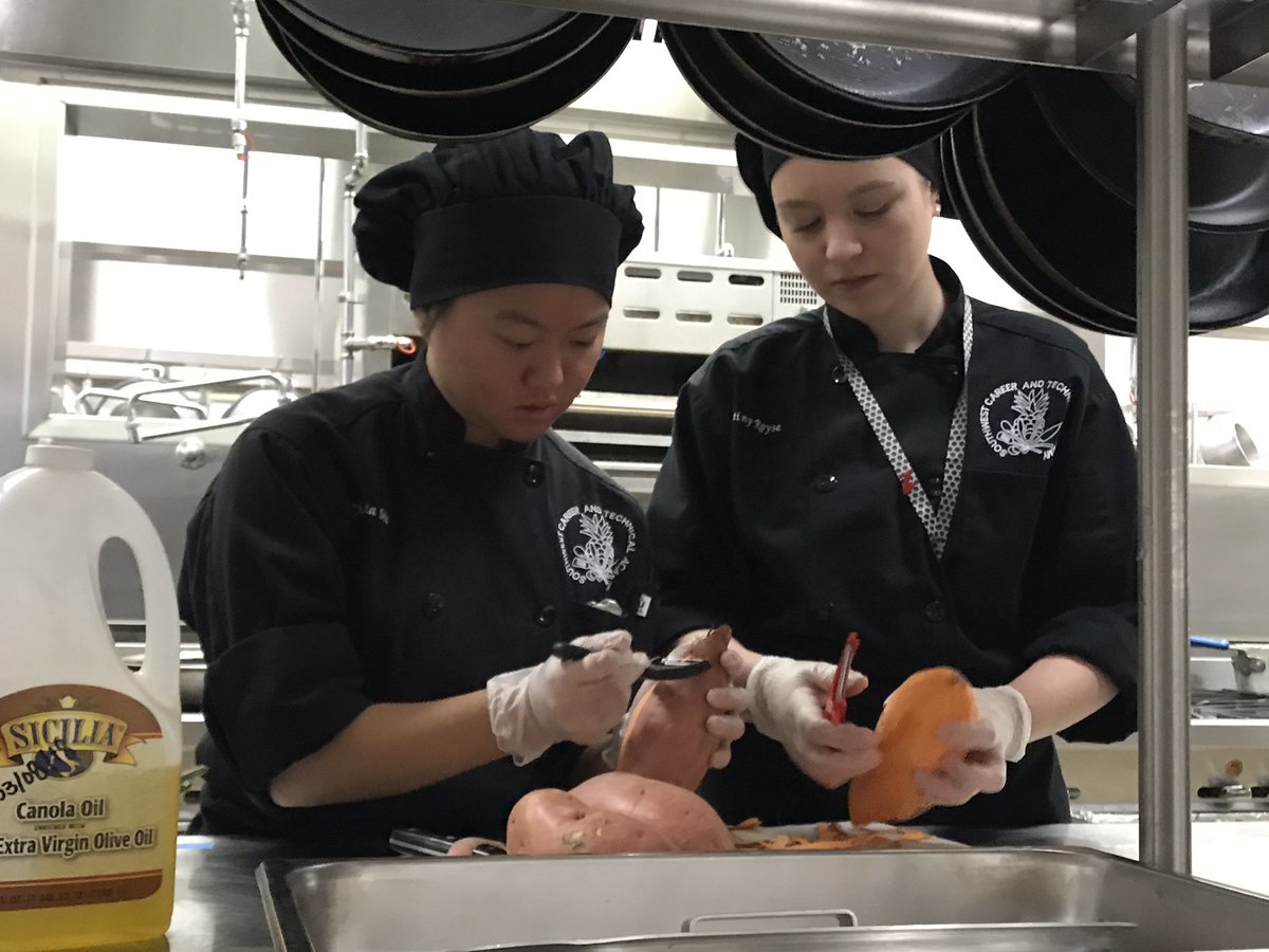 ClarkCountySch's tweet photo. Students from @EastTechTitans @SETechTweets #SWCTA get 1️⃣ hour to finish 4 tasty dishes in our “Diced!” Culinary 🥕🥒Competition. Who will be the winner! Exciting! 🧡#AmericanEducationWeek2018 https://t.co/ESPw4m3HrR