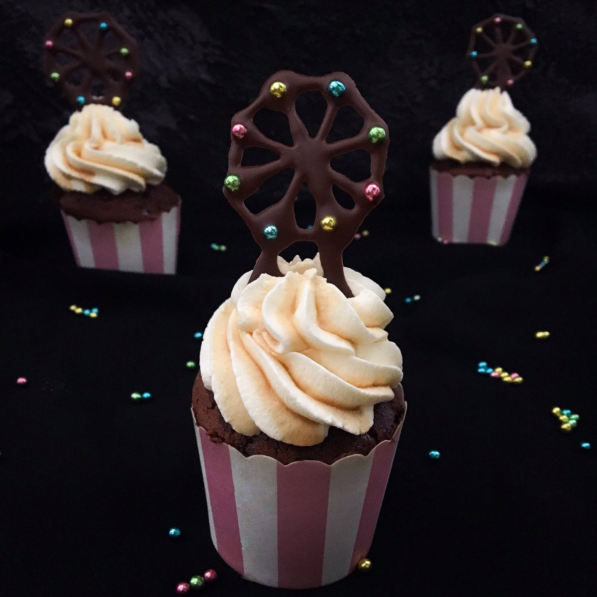 🇬🇧Mocha liqueur cupcakes with chocolate ferris wheels 🎡
Recipe on my blog lemacaronmagique.com
🇩🇪Mokkalikör-Cupcakes mit Schokoladen-Riesenrädern 🎡
Rezept auf lemacaronmagique.com 
#cupcakes #ferriswheel #recipe #baking #lemacaronmagique #macarons #cake #pastry #foodblog