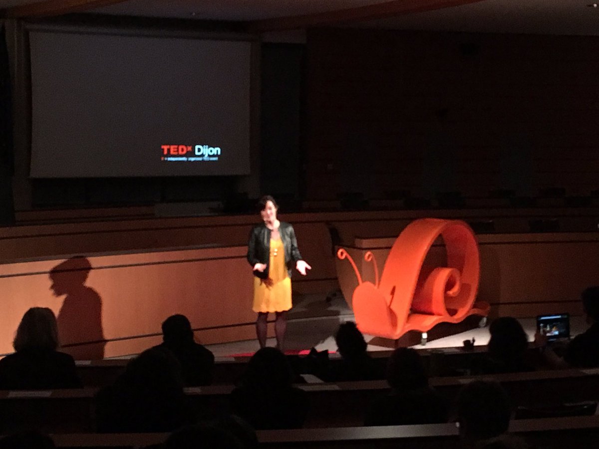 DIRECT <a href="/TEDxDijon/">TEDxDijon</a> - Aurélia Warin, « écoutons les éthologues : il faut avoir un comportement d’ #élevage en rapport avec les animaux qu’on élève. Le bien être animal d’une poule, c’est de l’élever en #agroforesterie (plein air et arboré) » #alimentation #agriculture #slowfood