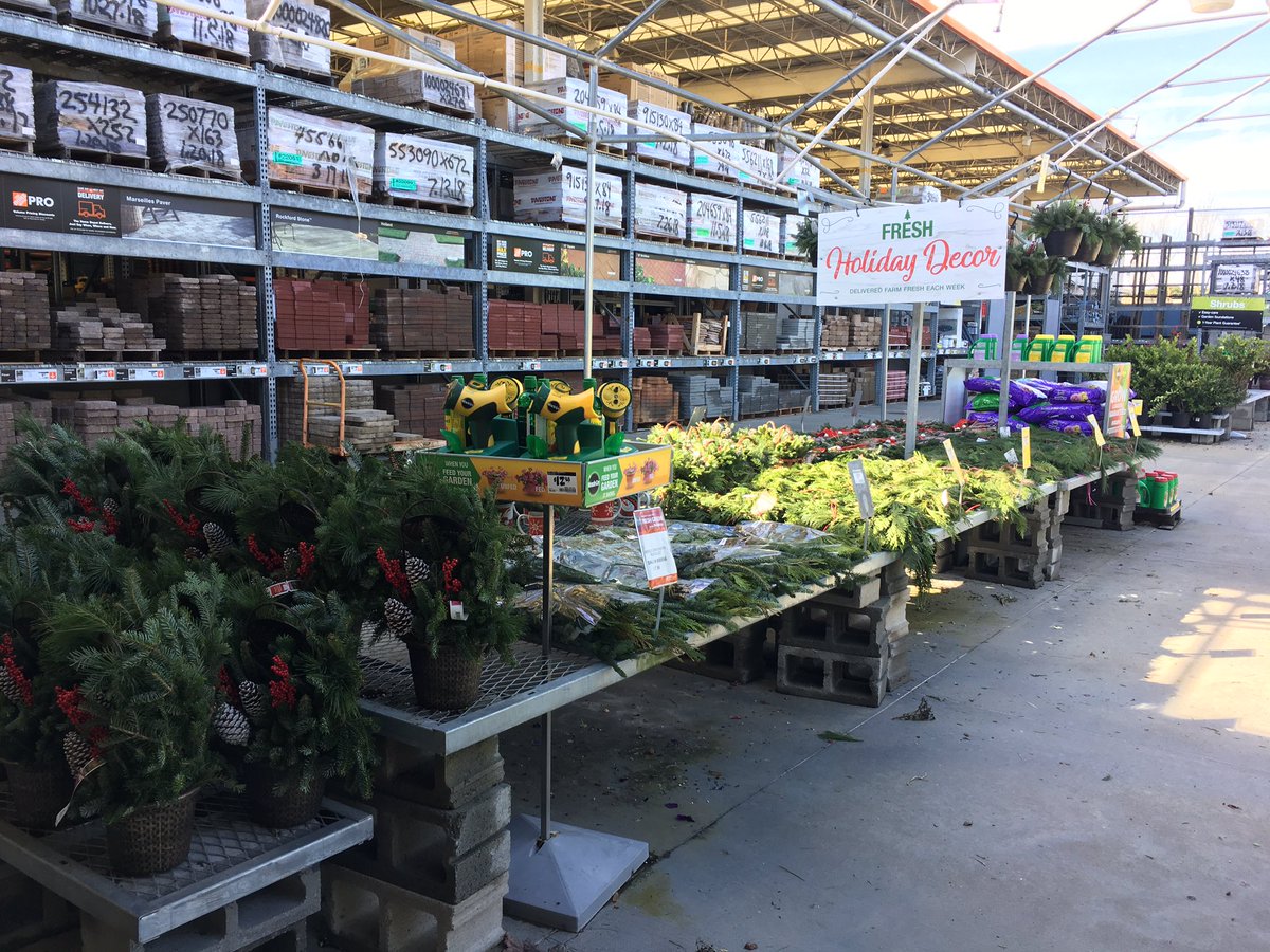 PPSLinda's tweet photo. HD1108 East Spartanburg #Sprucing up for the Holidays. @Stephen_E_Camp @BobbyBoaenTHD @erinnratliffhd @PPSinHD @PJPeterson5 @PNewtonPlants https://t.co/rEQF81W6x9