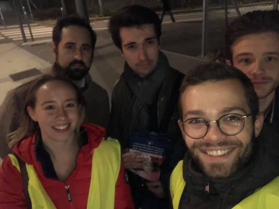 69Republicains's tweet photo. Après un tractage matinal, les @69Republicains et les @JeunesRep69 à nouveau sur le terrain en ce début de soirée pour dire #StopRacketAuto
#LesRépublicains #LR69 https://t.co/1puvDX6Hk9