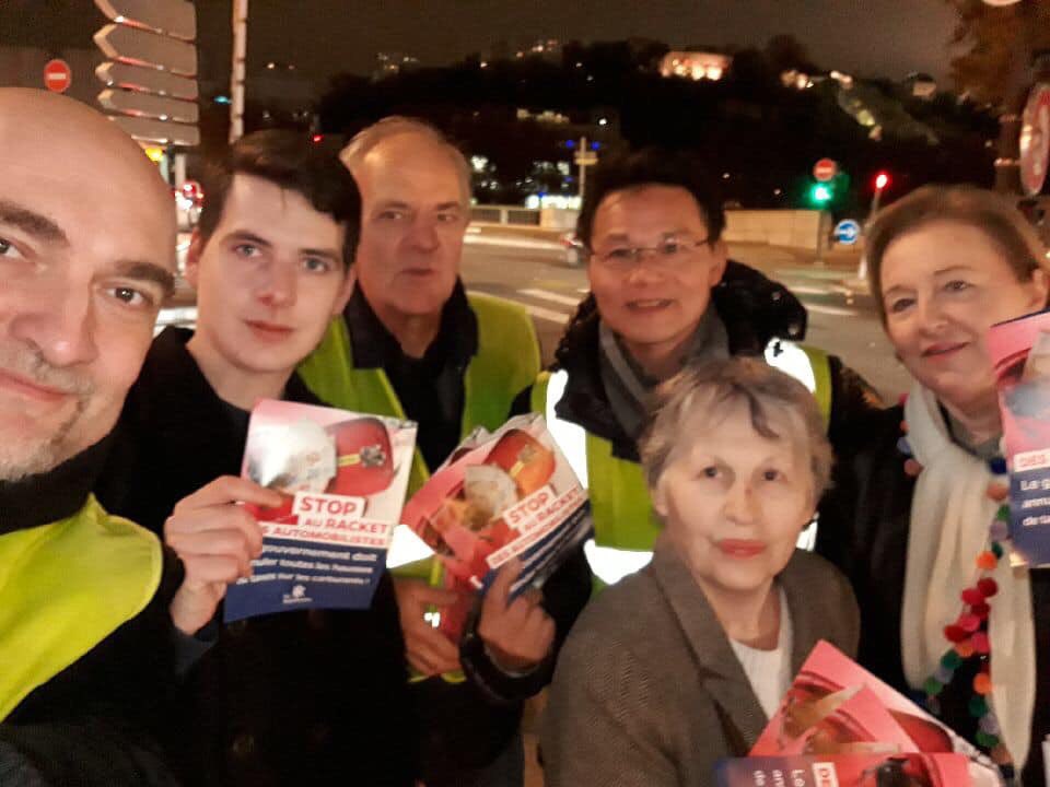 69Republicains's tweet photo. Après un tractage matinal, les @69Republicains et les @JeunesRep69 à nouveau sur le terrain en ce début de soirée pour dire #StopRacketAuto
#LesRépublicains #LR69 https://t.co/1puvDX6Hk9