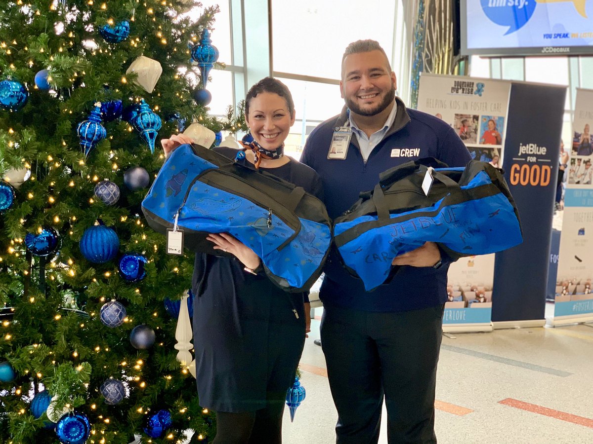 What a great day in BOS yesterday celebrating #jetblueforgood month w/ <a href="/TogetherWeRise/">Foster Love - Together We Rise</a> engaging customers and crewmembers to decorate Sweet Cases for kids in foster care.  <a href="/HelloJetBlue/">HelloJetBlue</a>