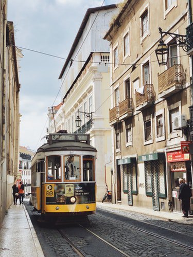 Happy Friday! This weekend may look ordinary for you, but don't worry. Look ahead and spend a weekend in Lisbon next Spring for as little as £137pp. That's 4 nights accommodation in central Lisbon AND flights included. More info here:  holidaydailydeals.com/single-post/4-… #lisbon #traveldeals