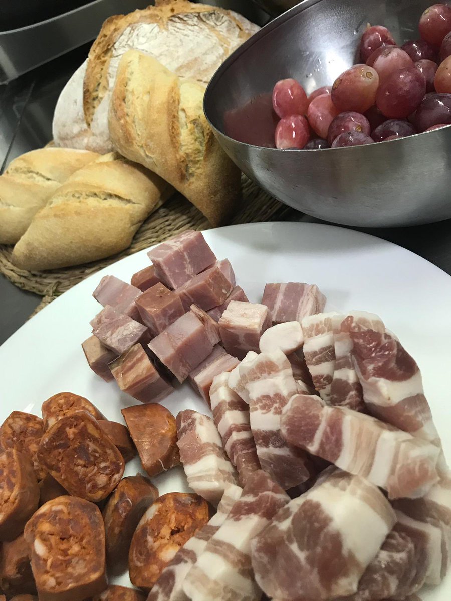 MadridDirecto's tweet photo. Con este tiempo nada como unas migas manchegas😋, con pan candeal, chorizo, pancarta y 🍇 uvas, en📍#ElJardínDePorlier ¡Poned ya @telemadrid y tomad nota📝! #MD301👉https://t.co/CwKcM8RjGW @gac_md https://t.co/dsWYe4elTL