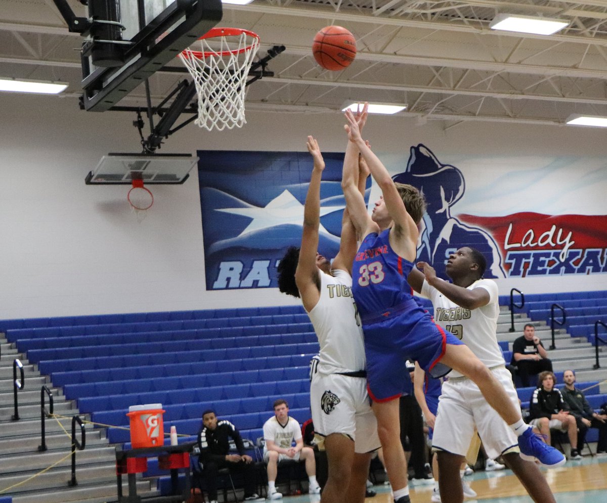 TXInvitational's tweet photo. @ConroeISD #conroeHS @GCISD #GrapevineHS 2st Quarter: Conroe 14, Grapevine 12. Photos By: Andres Gutierrez Chavira, Betsai Zavala, Tatyana Montez, Maria Palacios. https://t.co/pJ8lV6oZvd